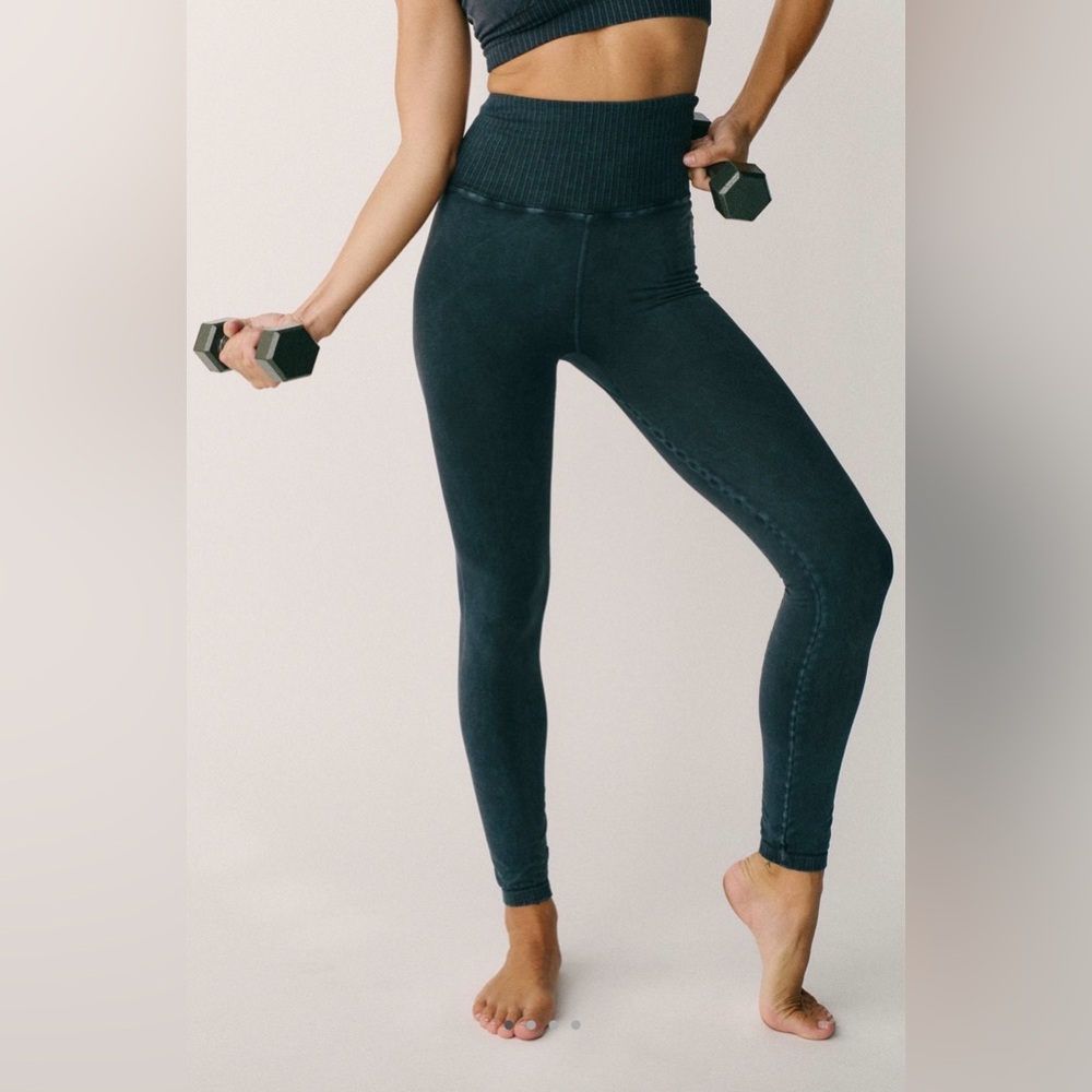 New Free People Movement M/L Good Karma Leggings Washed Black No exterior logo